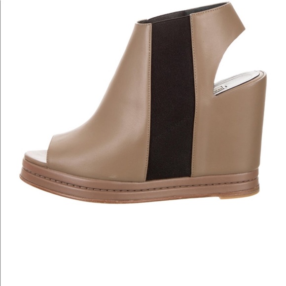 🌈2xHP🌈🌈 Balenciga taupe leather wedge sandals. - Picture 2 of 7
